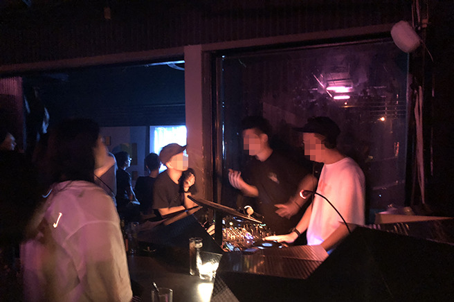 DJ 656 in 台北人気ライブハウス The wall 内にある The bar へ遊びに行く