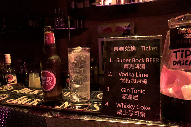 drinks656 in 台北人気ライブハウス The wall 内にある The bar へ遊びに行く