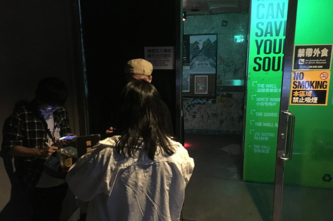 entrance656 in 台北人気ライブハウス The wall 内にある The bar へ遊びに行く