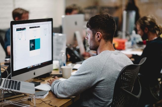 studio republic fotKKqWNMQ4 unsplash 1 in 想找網站設計外包?外包網、設計公司優缺點比較,小心別踩雷