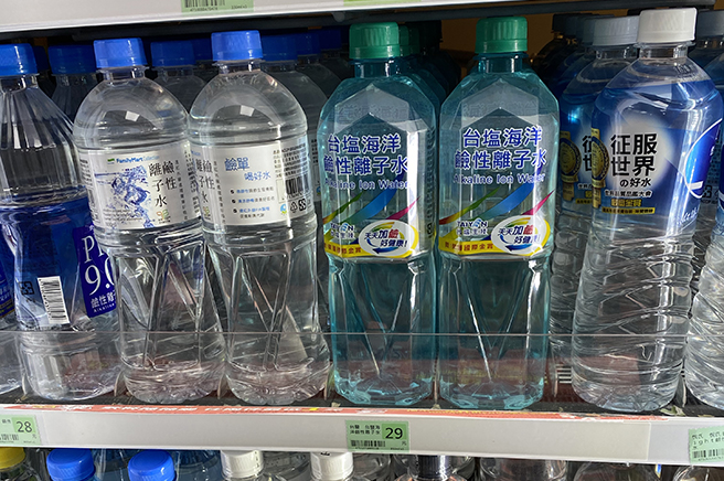 convenience store water in 【台湾の水は飲める!?】台湾の水の質を徹底解剖！