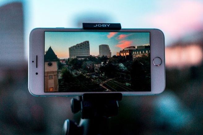 thomas russell DmAKxLH0nhg unsplash 1 in 2020 網路廣告動畫製作 7 趨勢!YouTube、Facebook、IG 效益翻倍攻略