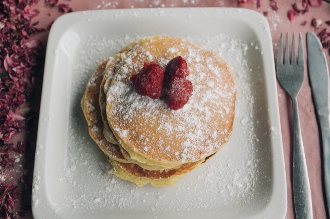 Stack of strawberry pancakes with powdered sugar in 【2022 年版】 初學者必看！SEO 文章撰寫 7 步驟指南