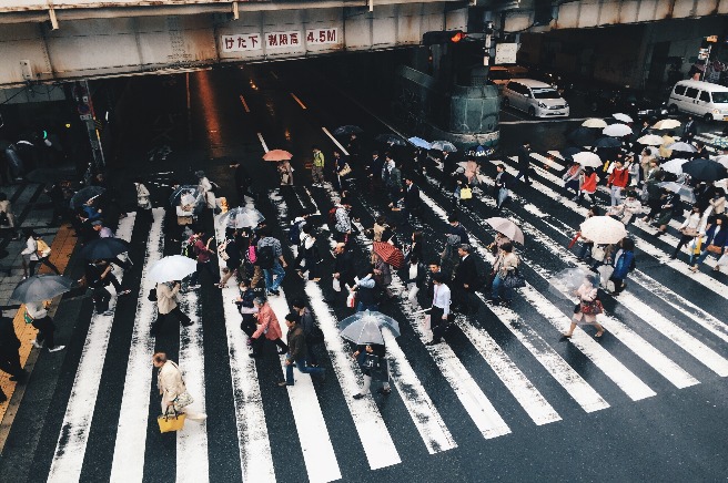 raining day_outdoor_people_crowd