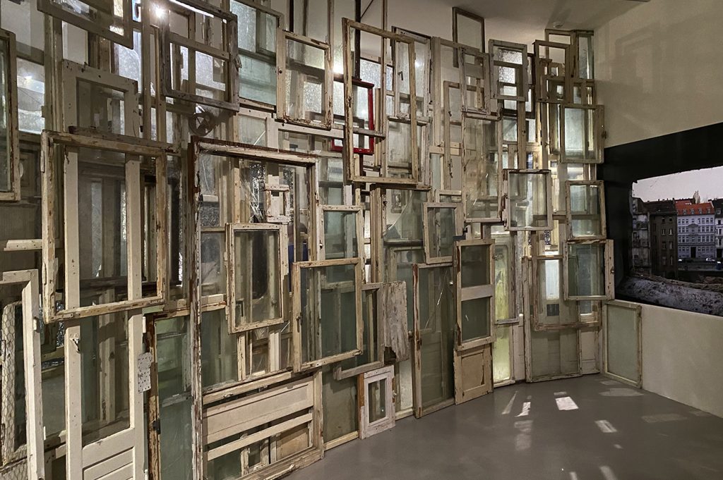 window in 【超速報】塩田千春展:魂がふるえるin台北美術館