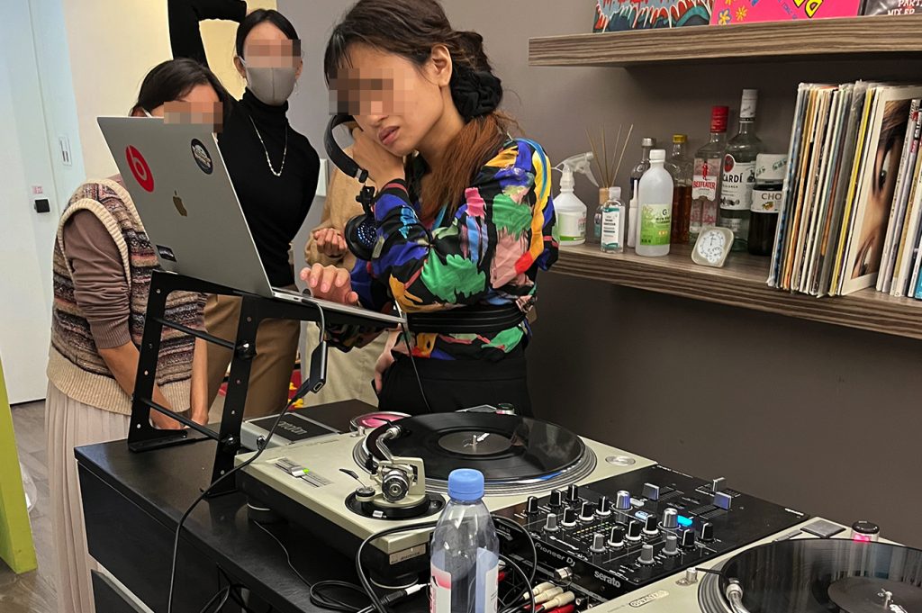 DJ in applemint 代表佐藤の月間インプット (2022年1月前編) 音楽の流行からわかる人々の生活と軽視される抽象的概念