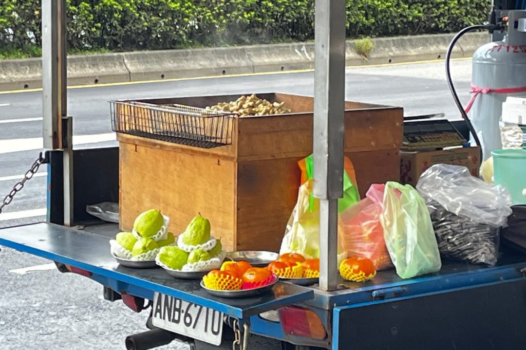 台湾では路上でバナナやマンゴーを販売しているおじさんと車