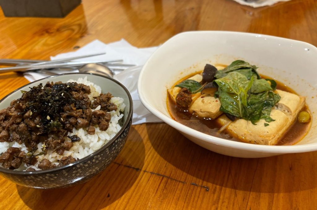 ベジタリアン料理店でおそらくこの大豆ミートを使用した滷肉飯(ルーローハン)を食べましたが、これが意外と美味でした