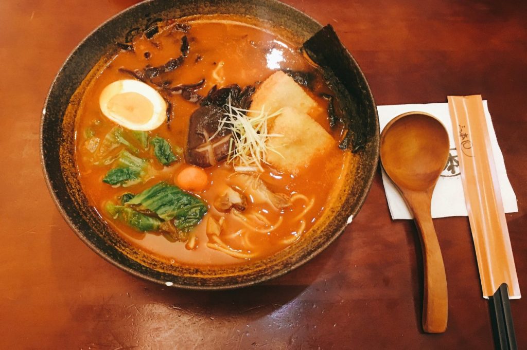 台北の松江南京にある、ベジタリアン向けのラーメン店三本のラーメン