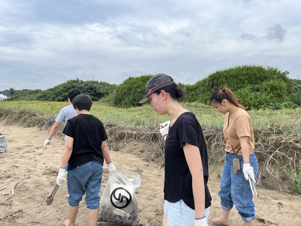 台湾ビーチクリーンの活動の様子