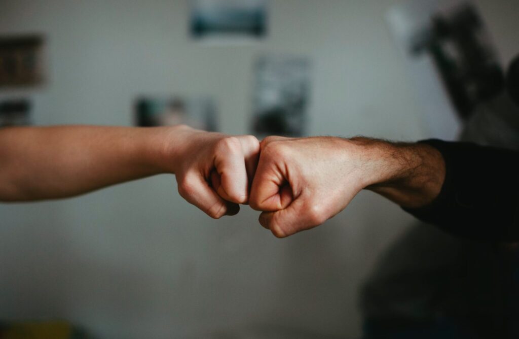 shake hands in 大企業じゃなくても良かった——元スタッフの日本就職から見えた"applemintの意味"