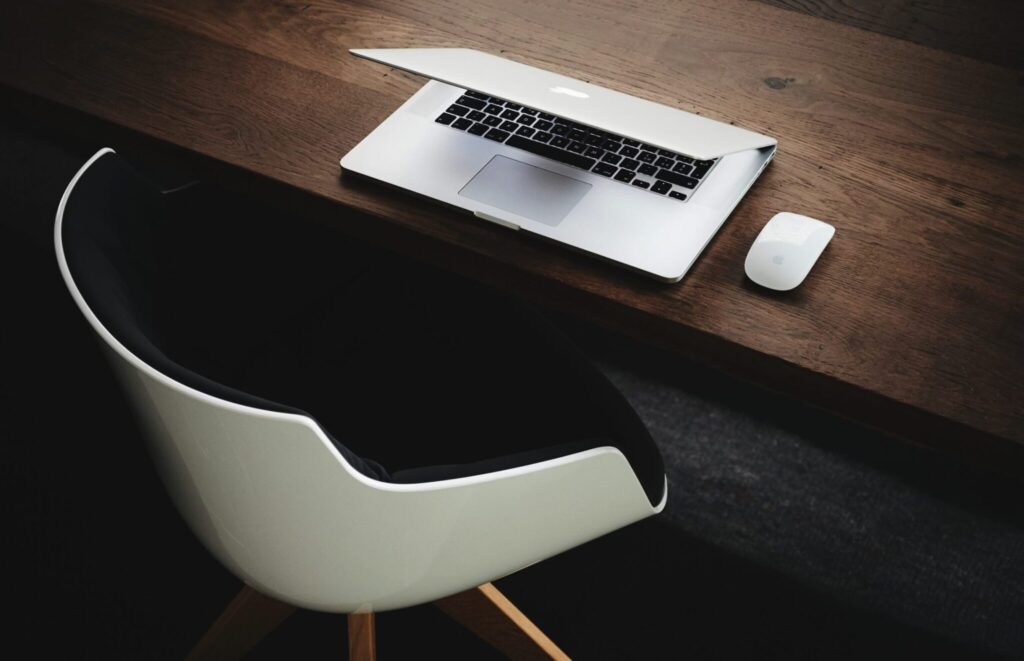 layoff in 台湾で、友人の知り合いの会社でリストラが始まったという話